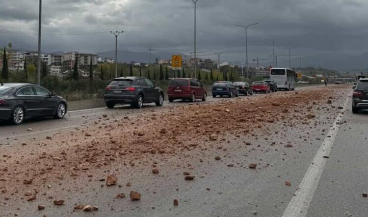 Tiranë/ Kamionit i derdhen inertet në Unazën e Madhe, rrezikohen shoferët