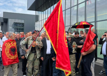 Tubim në Sheshin “Skënderbej” në mbështetje të UÇK-së – Qindra qytetarë mbushin sheshin para nisjes së protestës