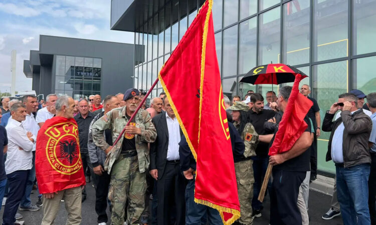 Tubim në Sheshin “Skënderbej” në mbështetje të UÇK-së – Qindra qytetarë mbushin sheshin para nisjes së protestës