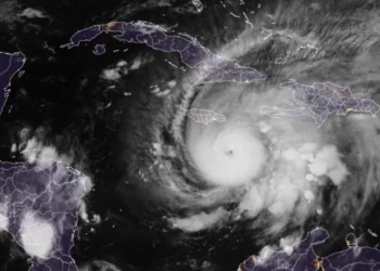 Uragani Melissa forcohet ndërsa i drejtohet Xhamajkës – parashikime për përmbytje katastrofike