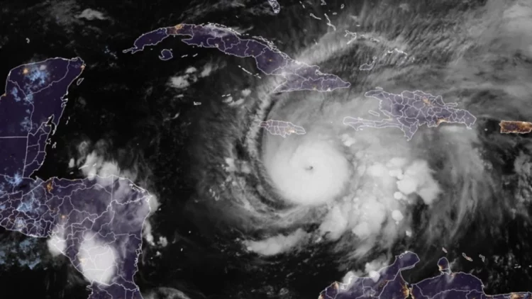 Uragani Melissa forcohet ndërsa i drejtohet Xhamajkës – parashikime për përmbytje katastrofike