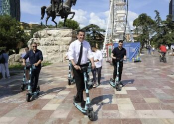 Monopatinat elektrike, nga promovimi dikur nga Erion Veliaj deri tek ndalimi nga policia