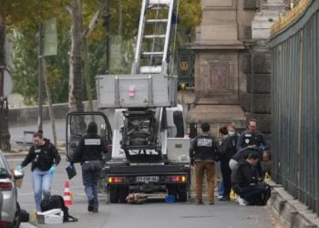 Vjedhja në Luvër: Një nga bizhuteritë e grabitura gjendet pranë vendngjarjes