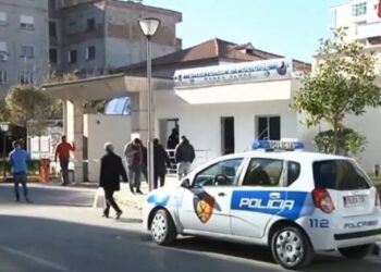 Bënë për spital punonjësin e pastrimit në Vlorë, ndalohen dy autorët