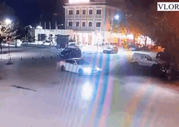 Vlora/ 22-vjeçari nën hetim, xhiroi gomat e makinës në mes te qytetit. Ja sa u gjobit nga policia