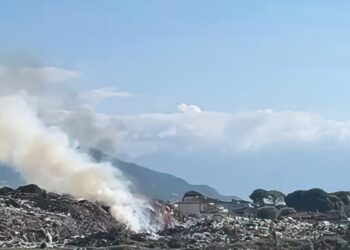 Vlora sërish në flakë, digjet fusha e mbetjeve në lagjen ’24 Maji’