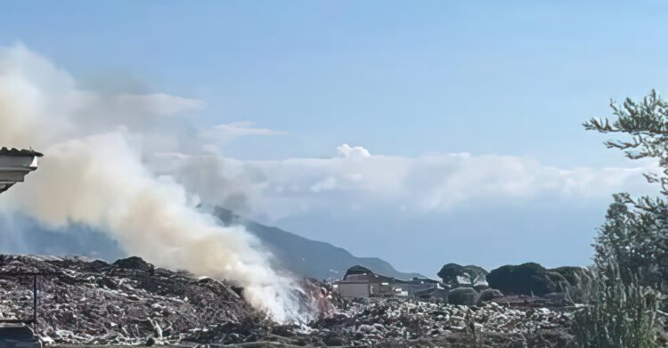 Vlora sërish në flakë, digjet fusha e mbetjeve në lagjen ’24 Maji’