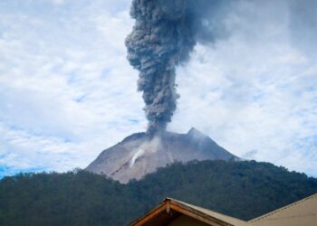 Shpërthim i fuqishëm në Indonezi: Vullkani Laki-Laki hedh hi deri në 10 km, dhjetëra të evakuuar