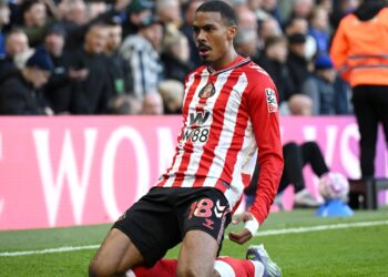 Chelsea befasohet në fund, Xhaka me shokë përmbysin Blutë e Londrës në “Stamford Bridge”