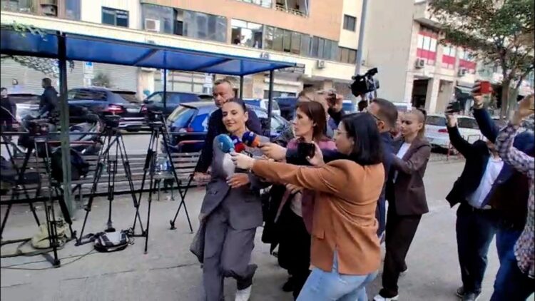 VIDEO – Belinda Balluku paraqitet në SPAK, nuk flet për mediat