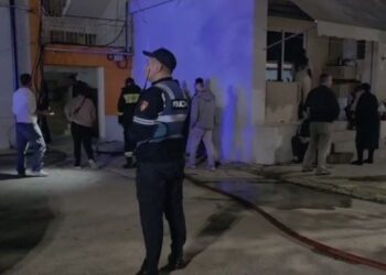 Fier, një kabinë elektrike përfshihet nga flakët pa pasoja për njerëzit