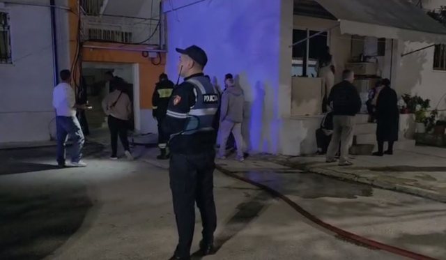 Fier, një kabinë elektrike përfshihet nga flakët pa pasoja për njerëzit