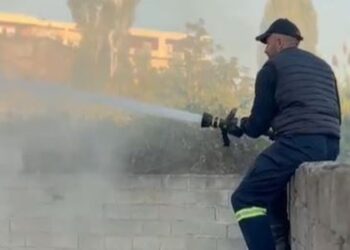 Zjarr pranë një shkolle në Vlorë – Shpërthime dhe panik në zonë