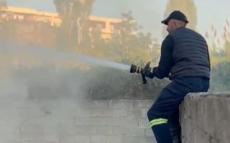 Zjarr pranë një shkolle në Vlorë – Shpërthime dhe panik në zonë