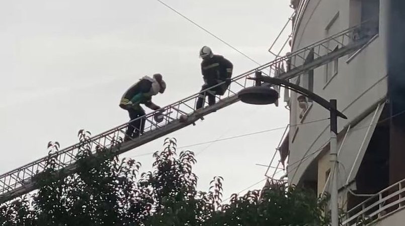 Zjarrfikësit shpëtojnë dy fëmijë të mitur në Astir  pas zjarrit që shpërtheu në një pallat