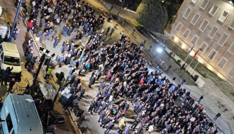 Balla ironizon protestën: “Krushqit s’erdhën, u lodhën nga dasma e javës së shkuar”