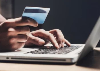 “Pasta false”/ Dërgonin SMS mashtruese në emër të Postës Shqiptare, arrestohen dy kinezë