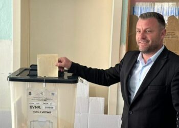 Voton kandidati i “Shqipëria Bëhet” në Cërrik: Vota, e vetmja mënyrë për të vënë në punë bashkinë