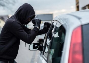 (VIDEO) Kapet në flagrancë autovjedhësi në Tiranë, 35-vjeçari drejtonte makinën e sapo grabitur