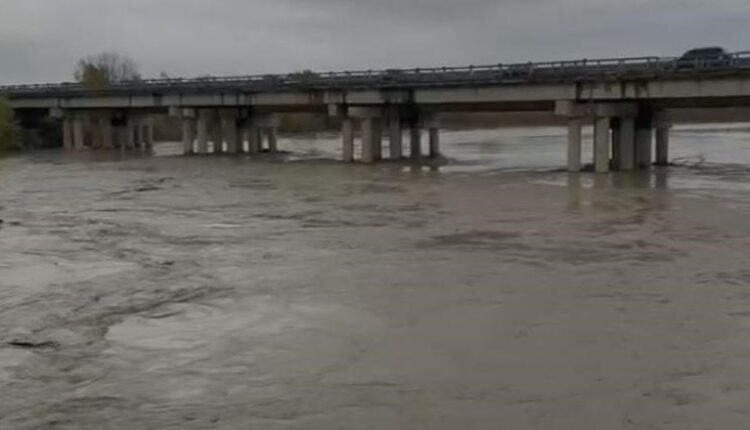 Përmbytje në Delvinë e Finiq, evakuohen 6 familje! Bllokohet rruga e Muzinës! Vjosa gati të dalë nga shtrati