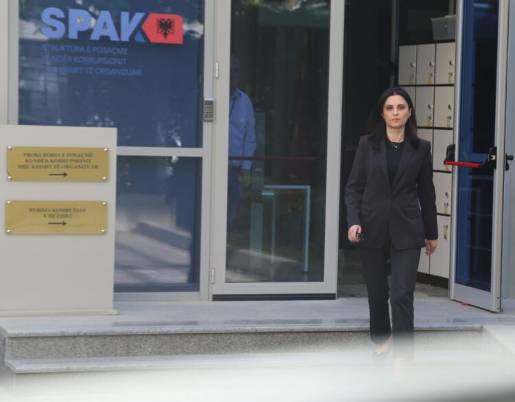 Plehrat e Durrësit në Tiranë/ “Inceneratori” i Klodjan Zotos nën sekuestro, ndërsa Sako i firmos pa garë 6.3 miliardë lekë!