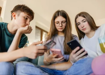 Australia ndalon rrjetet sociale për fëmijët nën 16 vjeç