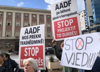 Banorët e Durrësit protestë para kryeministrisë kundër projektit të Amfiteatrit: Po na prishin shtëpitë padrejtësisht!