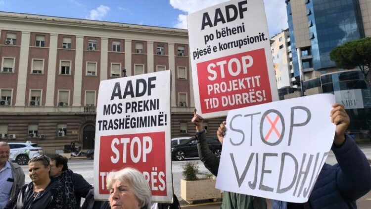 Banorët e Durrësit protestë para kryeministrisë kundër projektit të Amfiteatrit: Po na prishin shtëpitë padrejtësisht!