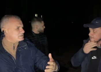 Përmbytja/ Bujar Leskaj takon banorët në Novoselë: Këtu bashkohet fatkeqësia natyrore me korrupsionin