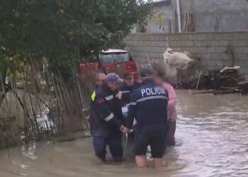 Përmbytjet, Policia shpëton gruan 100-vjeçare në Dimal