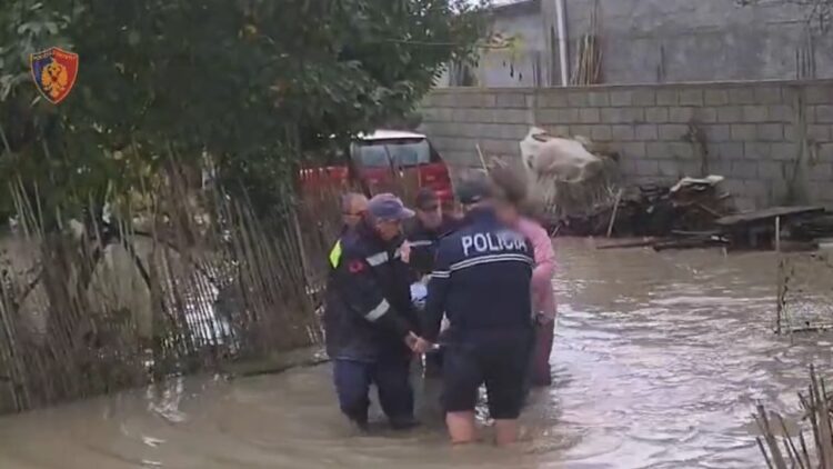 Përmbytjet, Policia shpëton gruan 100-vjeçare në Dimal