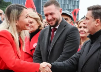 A i zbrazi Anuela Ristani koshat e plehrave? Braçja duket i gëzuar prej saj