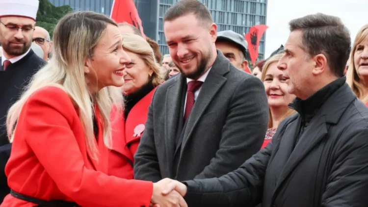 A i zbrazi Anuela Ristani koshat e plehrave? Braçja duket i gëzuar prej saj