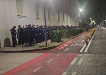 Protesta e opozitës/ Qindra forca policie rrethojnë Kryeministrinë, vendoset foltorja e opozitës