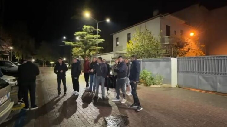 Banorët mblidhen tek Komisariati i Pogradecit, kërkojnë lirimin e 27-vjeçarit që u përplas tek Bashkia: Mbrojti interesin publik