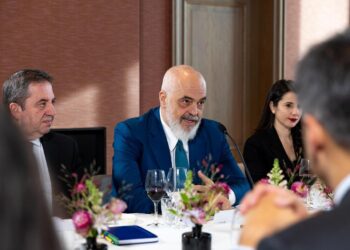 Protesta e opozitës poshtë zyrës së tij, Rama ‘thyen’ heshtjen nga Holanda