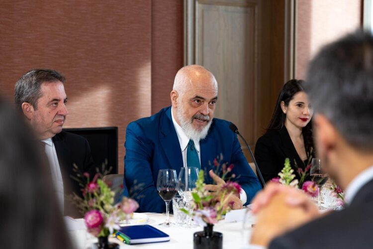 Protesta e opozitës poshtë zyrës së tij, Rama ‘thyen’ heshtjen nga Holanda