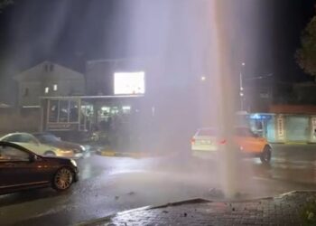 Uji del me presion si shatërvan disa metra i lartë! Shpërthen rrjeti i ujësjellësit afër spitalit në Elbasan