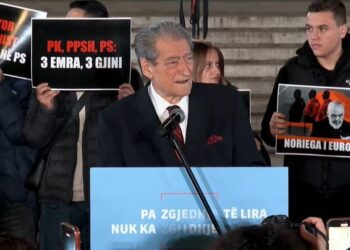 “Jemi sot para pallatit të krimit”, Berisha mban fjalim para Kryeministrisë