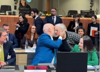 “Turp, pa turp!” Puthja e zjarrtë e Ramës me zëvendësministren greke, gazetari: Rama ka blerë shumë figura publike