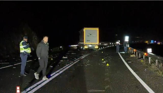 Aksidenti në Rrugën Kombit! Arrestohen shoferët, përplasja fatale mes dy kamionëve i merr jetën të riut 24-vjeçar