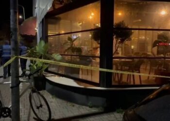 Të shtëna me armë pranë qendrës tregtare në Fier, dyshohet për konflikt mes dy personash