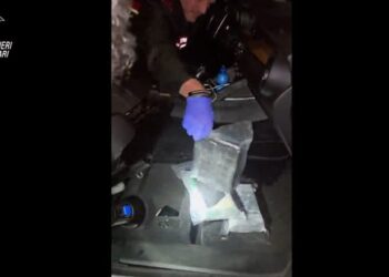 Karabinieria ndalon 21-vjeçarin shqiptar, i gjen 6 kilogramë kokainë dhe 18 mijë euro të fshehura në makinë