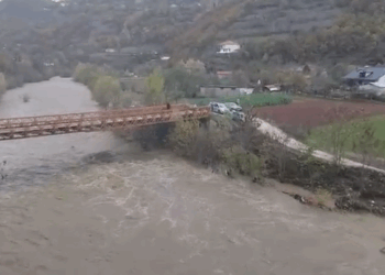 Vërshimet e ujit dëmtojnë urën e fshatit Xhyrë në Librazhd