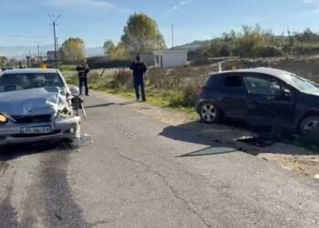 Aksidentohen dy automjete në aksin Fier-Roskovec, katër persona përfundojnë me urgjencë në spital