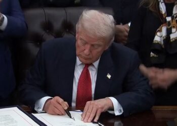 SHBA/ Trump nënshkruan projektligjin, merr fund mbyllja e qeverisë amerikane