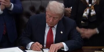 SHBA/ Trump nënshkruan projektligjin, merr fund mbyllja e qeverisë amerikane