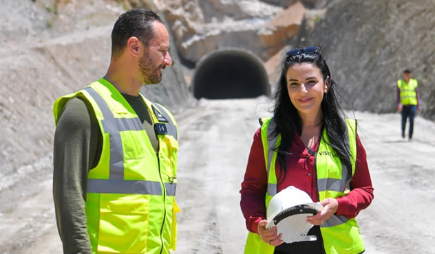 “Teze më dërgo firmën ta falsifikoj pak”, zbardhen bisedat e vartësit të Ballukut me bashkëpunëtoren e tij / Hetimet