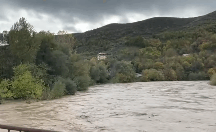 Shkumbini del nga shtrati, përmbyten tokat bujqësore