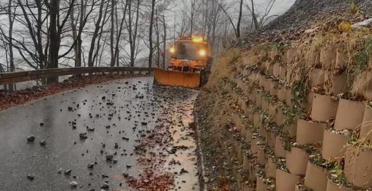 Rënie inertesh në rrugë, bllokohen 4 fshatra në Këlcyrë